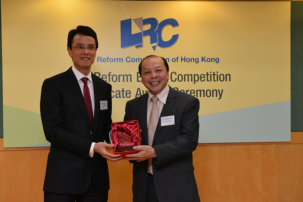 Solicitor General, Mr Frank Poon, presented a souvenir to Mr Ludwig Ng, Senior Partner (ONC Lawyers)