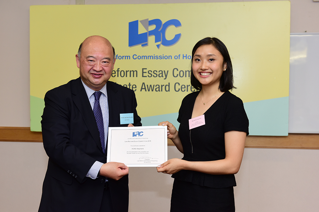 The Hon Chief Justice Geoffrey Ma awarded a certificate to Miss Stephine Hung