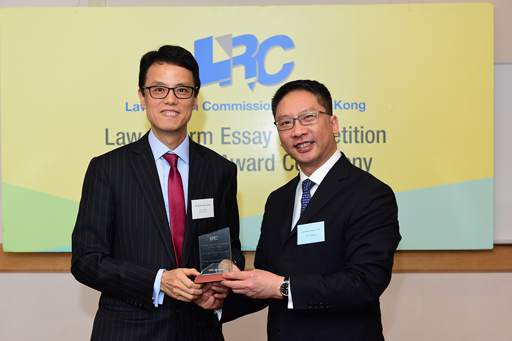 Mr Rimsky Yuen, SC, LRC Chairman, presented a souvenir to Mr Ludwig Ng, Senior Partner (ONC Lawyers)