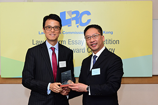 Mr Rimsky Yuen, SC, LRC Chairman, presented a souvenir to Mr Ludwig Ng, Senior Partner (ONC Lawyers)