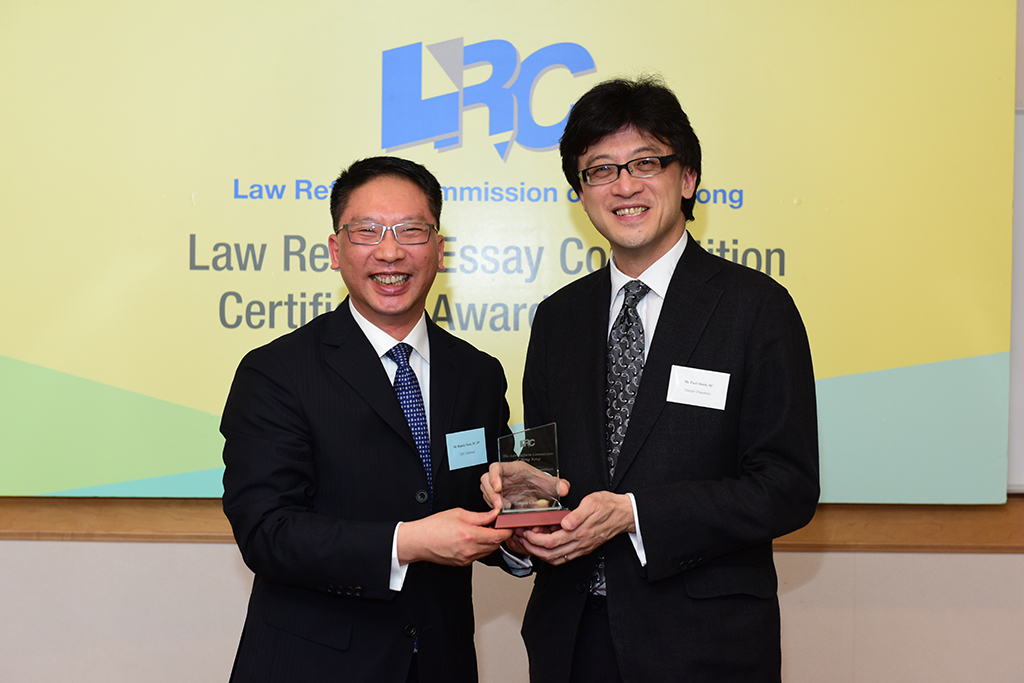 Mr Rimsky Yuen, SC, LRC Chairman, presented a souvenir to Mr Paul Shieh, SC (Temple Chambers)