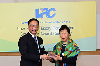 Mr Rimsky Yuen, SC, LRC Chairman, presented a souvenir to Mrs Angelina Lee, Partner (Woo, Kwan, Lee & Lo)