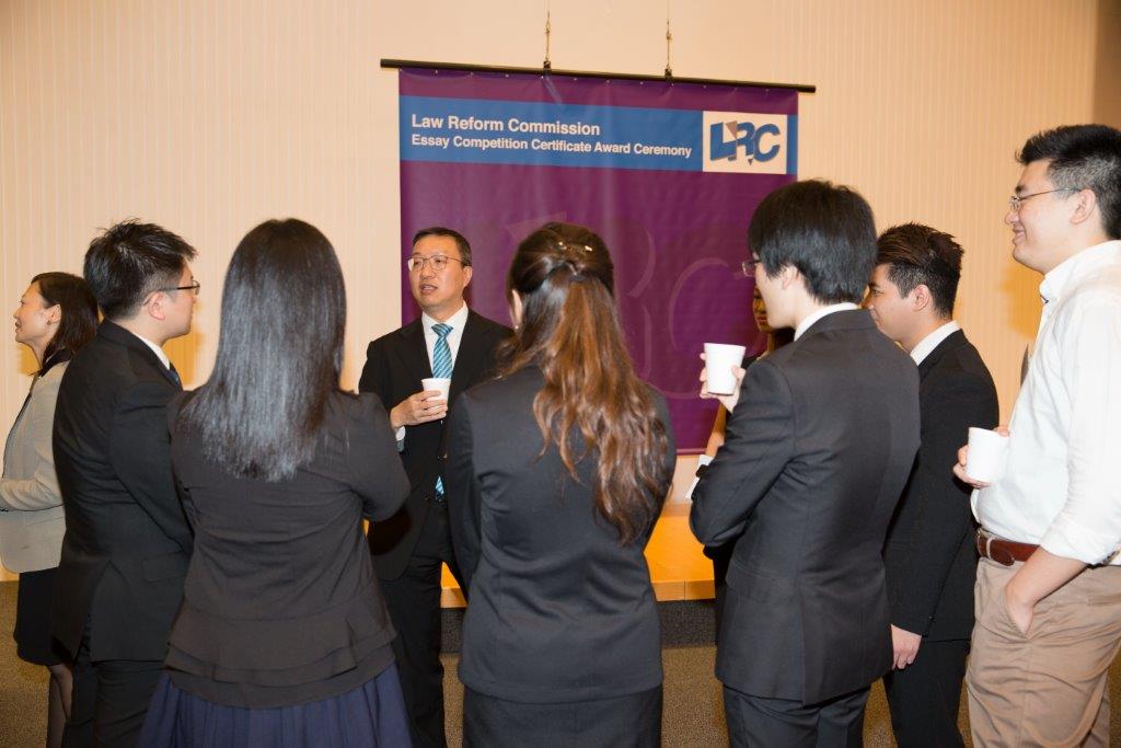 Mr Paul Lam (centre), SC, Vice-chairman, Hong Kong Bar Association, talking with the finalists