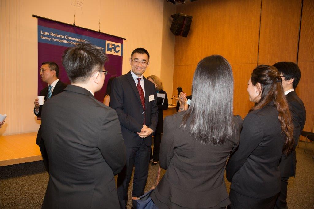 Mr Thomas So (centre), President, Law Society of Hong Kong, talking with the finalists