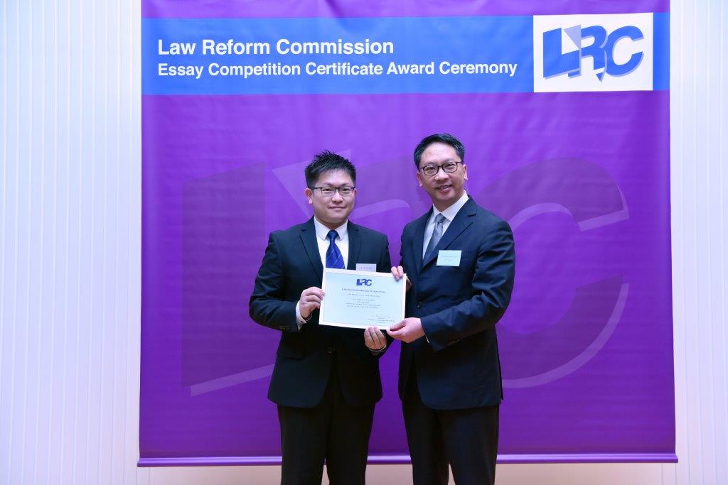 Mr Rimsky Yuen, SC, LRC Chairman, awarded a certificate to Mr Choi Yeuk Lam
