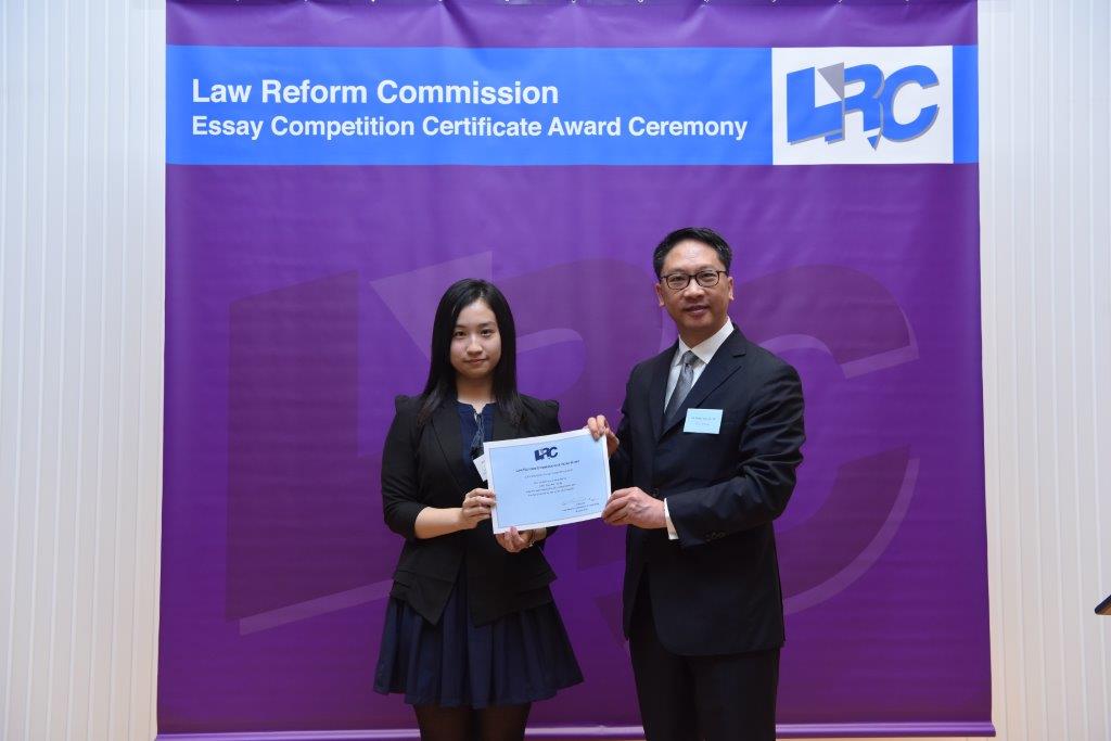 Mr Rimsky Yuen, SC, LRC Chairman, awarded a certificate to Miss Lau Wai Kei, Vicky
