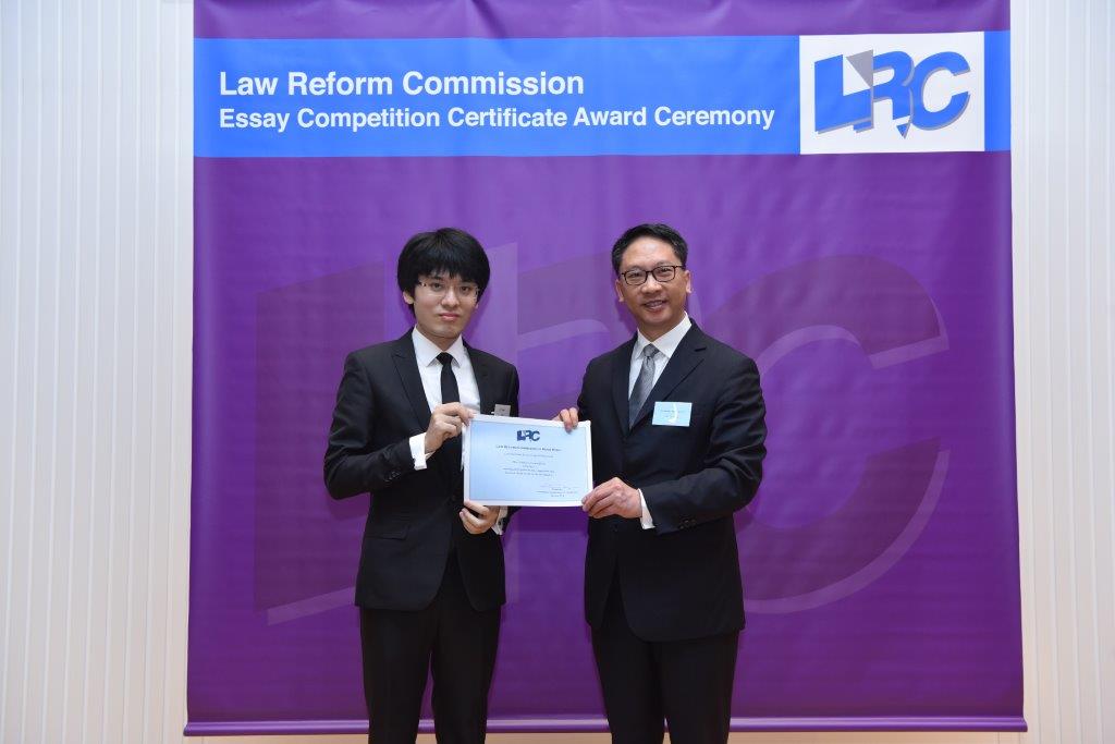 Mr Rimsky Yuen, SC, LRC Chairman, awarded a certificate to Mr Zhang Ji