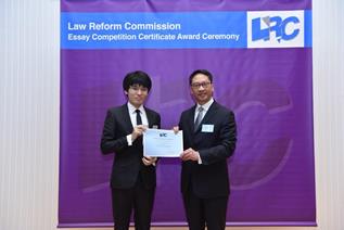 Mr Rimsky Yuen, SC, LRC Chairman, awarded a certificate to Mr Zhang Ji
