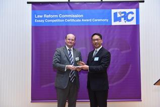 Mr Rimsky Yuen, SC, LRC Chairman, presented a souvenir to Mr Steven Allen, Deputy General Counsel, CK Hutchison Holdings Ltd