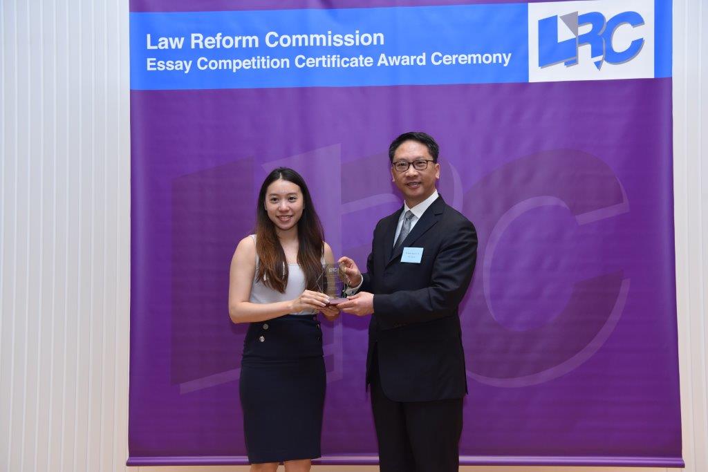 Mr Rimsky Yuen, SC, LRC Chairman, presented a souvenir to Ms Vennesa Wong, HR & Graduate Recruitment Advisor, Hogan Lovells