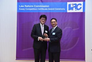 Mr Rimsky Yuen, SC, LRC Chairman, presented a souvenir to Mr Paul Shieh, SC (Temple Chambers)
