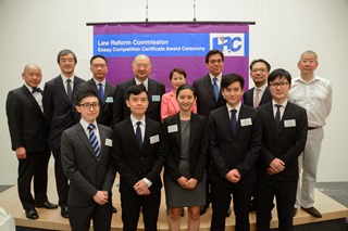 Mr Rimsky Yuen, the Hon Chief Justice Geoffrey Ma, Adjudicating Panel Members,  sponsors of the competition and finalists