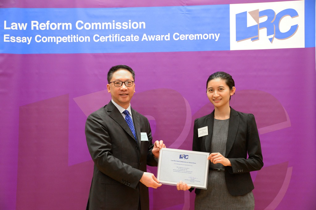 Mr Rimsky Yuen, SC, LRC Chairman, awarded a certificate to Miss Lo Amanda Kar Hei