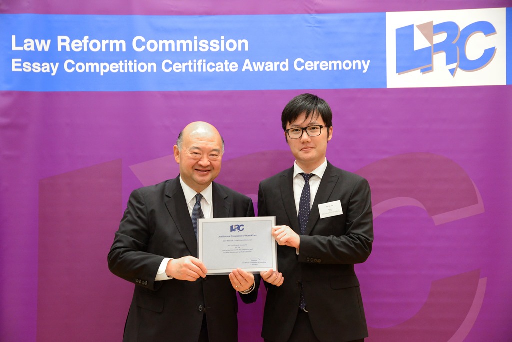 The Hon Chief Justice Geoffrey Ma awarded a certificate to Mr Xie Jun 