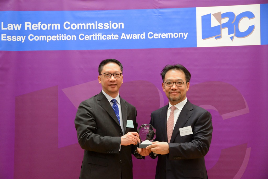 Mr Rimsky Yuen, SC, LRC Chairman, presented a souvenir to Mr Valentine Tsang, Head Group General Counsel, CK Hutchison Holdings Ltd