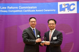 Mr Rimsky Yuen, SC, LRC Chairman, presented a souvenir to Mr Valentine Tsang, Head Group General Counsel, CK Hutchison Holdings Ltd