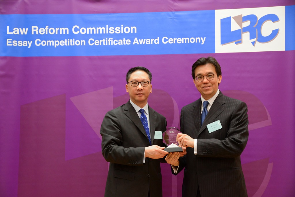 Mr Rimsky Yuen, SC, LRC Chairman, presented a souvenir to Mr Allan Leung, Partner, Hogan Lovells