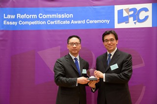 Mr Rimsky Yuen, SC, LRC Chairman, presented a souvenir to Mr Allan Leung, Partner, Hogan Lovells