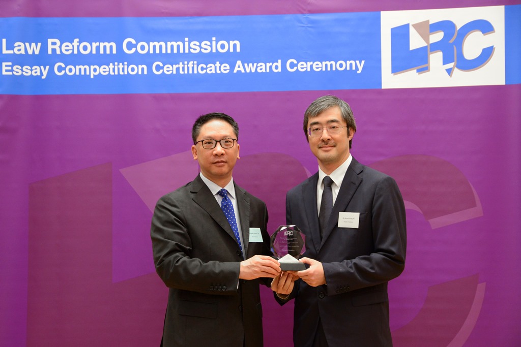 Mr Rimsky Yuen, SC, LRC Chairman, presented a souvenir to Mr Stewart Wong, SC (Temple Chambers)

