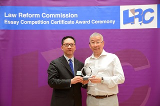 Mr Rimsky Yuen, SC, LRC Chairman, presented a souvenir to Mr Peter Lo, Partner, Woo Kwan Lee & Lo 