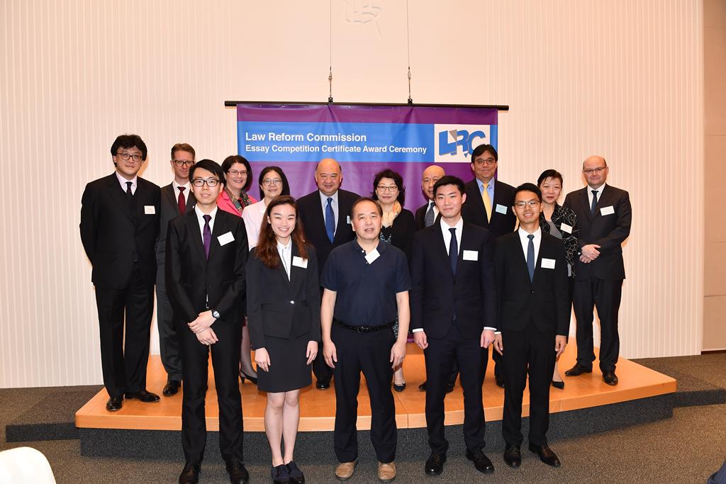 Ms Teresa Cheng, SC, the Hon Chief Justice Geoffrey Ma, LRC members, sponsoring company, law firms and counsel chambers representatives and finalists