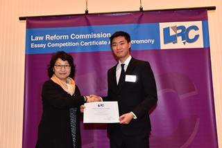 >Ms Teresa Cheng, SC, LRC Chairman, awarded a certificate to Mr Sean Lun