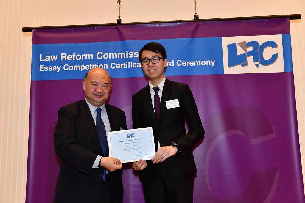 The Hon Chief Justice Geoffrey Ma  awarded a certificate to Mr Tai Wai Lok