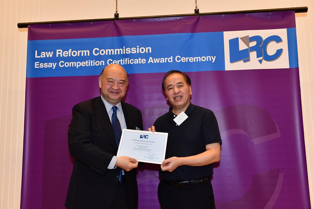 The Hon Chief Justice Geoffrey Ma  awarded a certificate to representative of Mr Tong Tsoi Ning