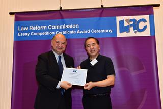 The Hon Chief Justice Geoffrey Ma  awarded a certificate to representative of Mr Tong Tsoi Ning
