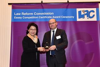 Ms Teresa Cheng, SC, LRC Chairman, presented a souvenir to Mr Steven Allen, Deputy Group General Counsel, Head of M&A, CK Hutchison Holdings Ltd