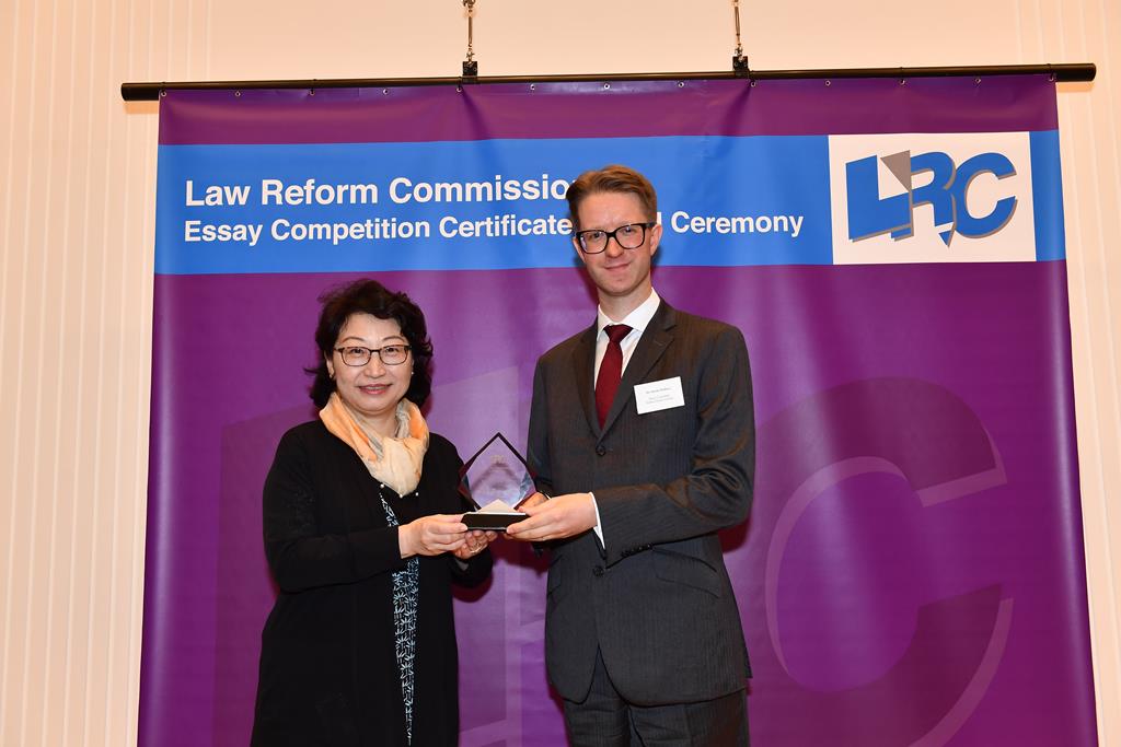 Ms Teresa Cheng, SC, LRC Chairman, presented a souvenir to Mr Martin Wallace, Senior Consultant, Herbert Smith Freehills
