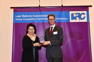 Ms Teresa Cheng, SC, LRC Chairman, presented a souvenir to Mr Martin Wallace, Senior Consultant, Herbert Smith Freehills