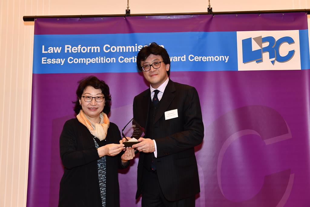 Ms Teresa Cheng, SC, LRC Chairman, presented a souvenir to Mr Paul Shieh, SC, Temple Chambers