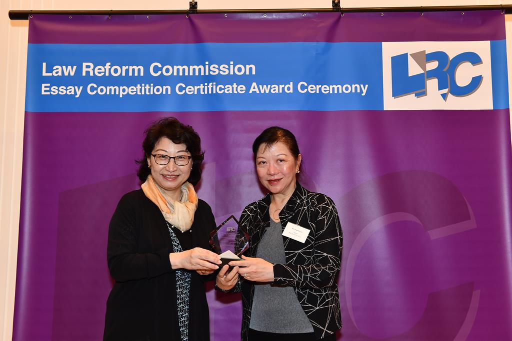 Ms Teresa Cheng, SC, LRC Chairman, presented a souvenir to Mrs Angelina Lee, Partner, Woo Kwan Lee & Lo
