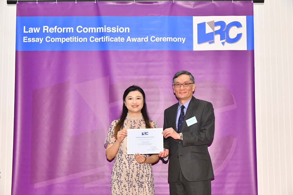 The Hon Mr Justice Cheung awarded a certificate to Miss Wong Hei Man Nicole 
