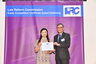 The Hon Mr Justice Cheung awarded a certificate to Miss Wong Hei Man Nicole 