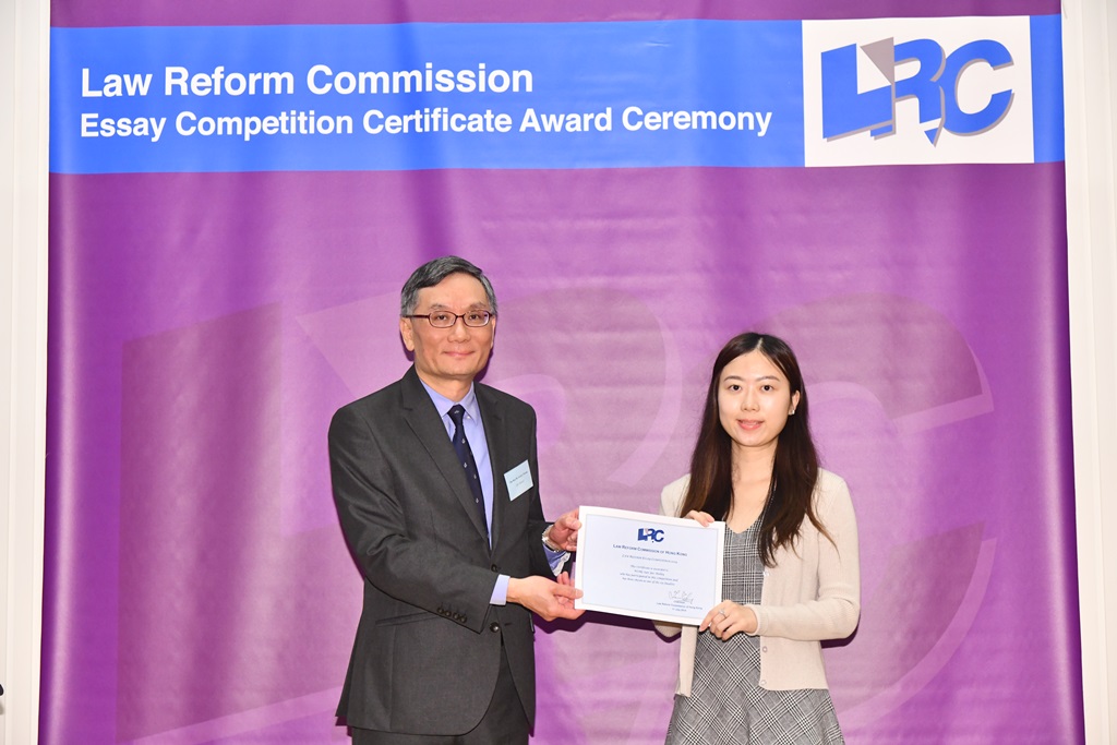 The Hon Mr Justice Cheung awarded a certificate to representative of Miss Wong Suet Yee Shelley 