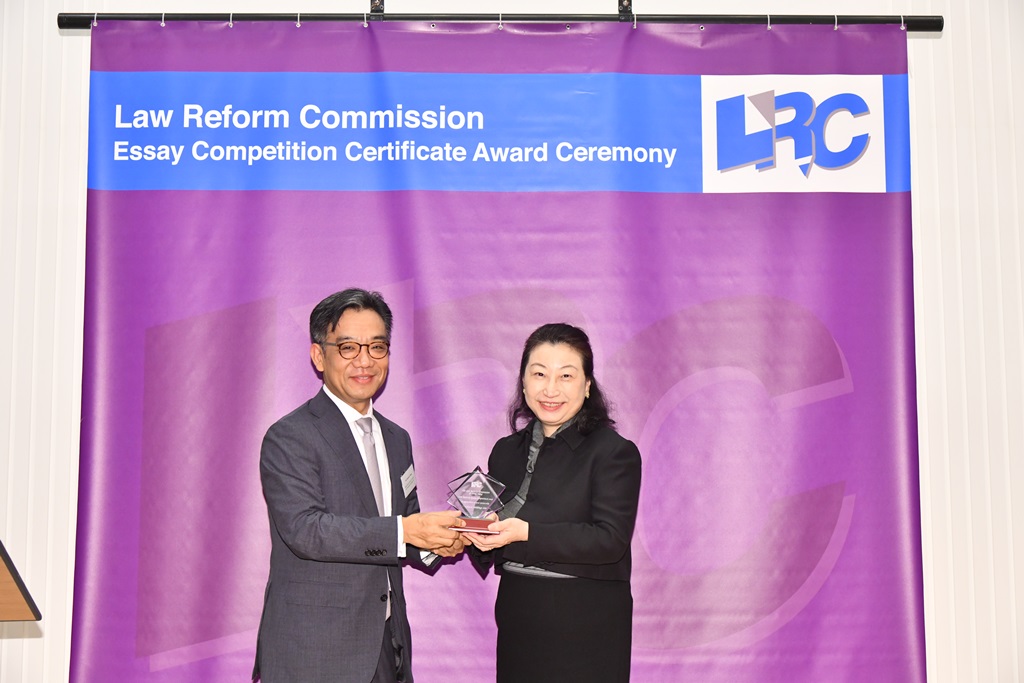 Ms Teresa Cheng, SC, LRC Chairman, presented a souvenir to Mr Valentine Tsang, CK Hutchison Holdings Ltd 
