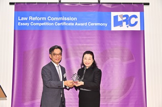 Ms Teresa Cheng, SC, LRC Chairman, presented a souvenir to Mr Valentine Tsang, CK Hutchison Holdings Ltd 