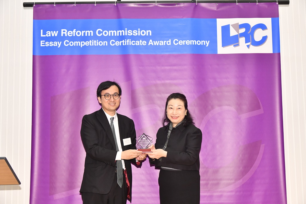 Ms Teresa Cheng, SC, LRC Chairman, presented a souvenir to Mr William Wong, SC, Des Voeux Chambers 