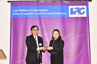 Ms Teresa Cheng, SC, LRC Chairman, presented a souvenir to Mr William Wong, SC, Des Voeux Chambers 