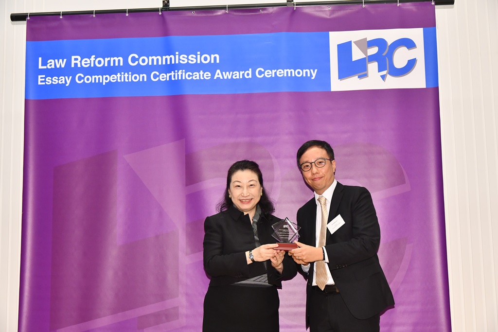 Ms Teresa Cheng, SC, LRC Chairman, presented a souvenir to Mr William Ku, Partner, Herbert Smith Freehills 