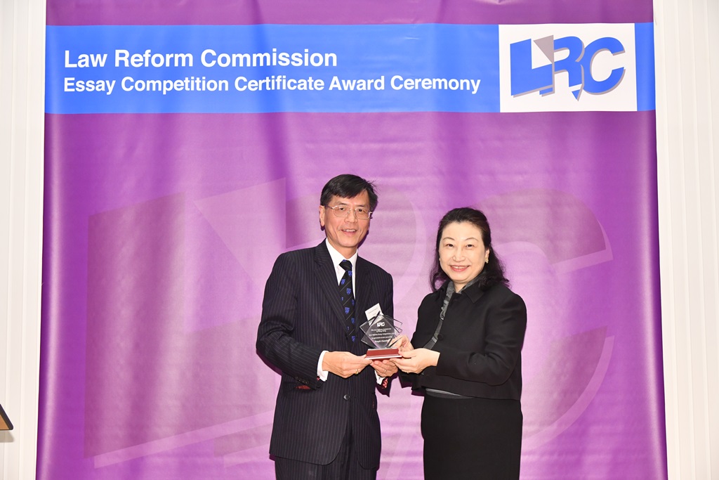 Ms Teresa Cheng, SC, LRC Chairman, presented a souvenir to Mr Raymond Leung, SC, Temple Chambers 