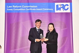 Ms Teresa Cheng, SC, LRC Chairman, presented a souvenir to Mr Raymond Leung, SC, Temple Chambers 