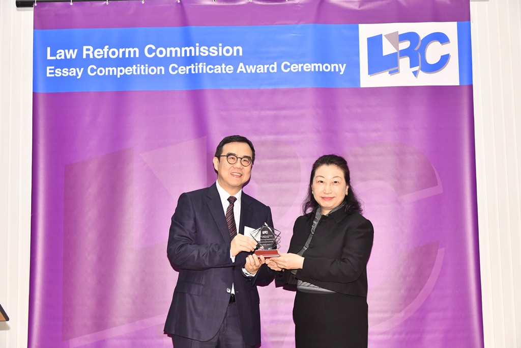 Ms Teresa Cheng, SC, LRC Chairman, presented a souvenir to Mr Kenneth Wong, Partner, Woo Kwan Lee & Lo