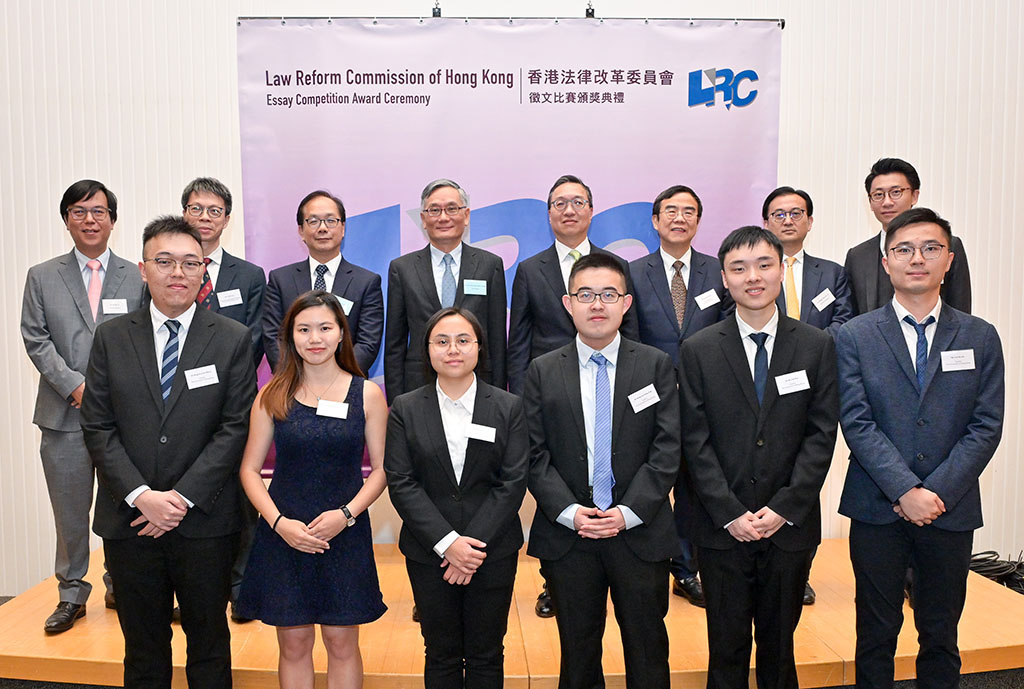 Mr Paul Lam, SC (back row, 4th from right), The Hon Chief Justice Andrew Cheung (back row, 4th from left), representatives of sponsors of the essay competition and finalists