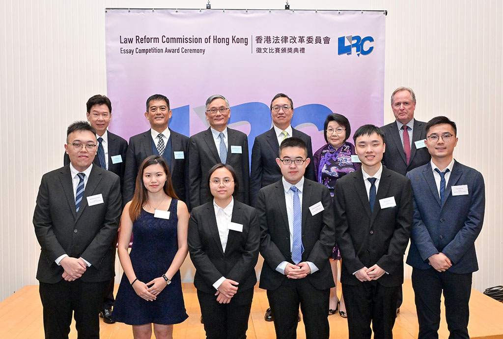 Mr Paul Lam, SC, The Hon Chief Justice Andrew Cheung, Adjudicating Panel Members (Mr Stephen Hung (back row, 1st from left), Mrs Janice Choi (back row, 2nd from right), Professor Alexander Loke (back row, 2nd from left) and Professor Michael Jackson (back row, 1st from right)) and finalists