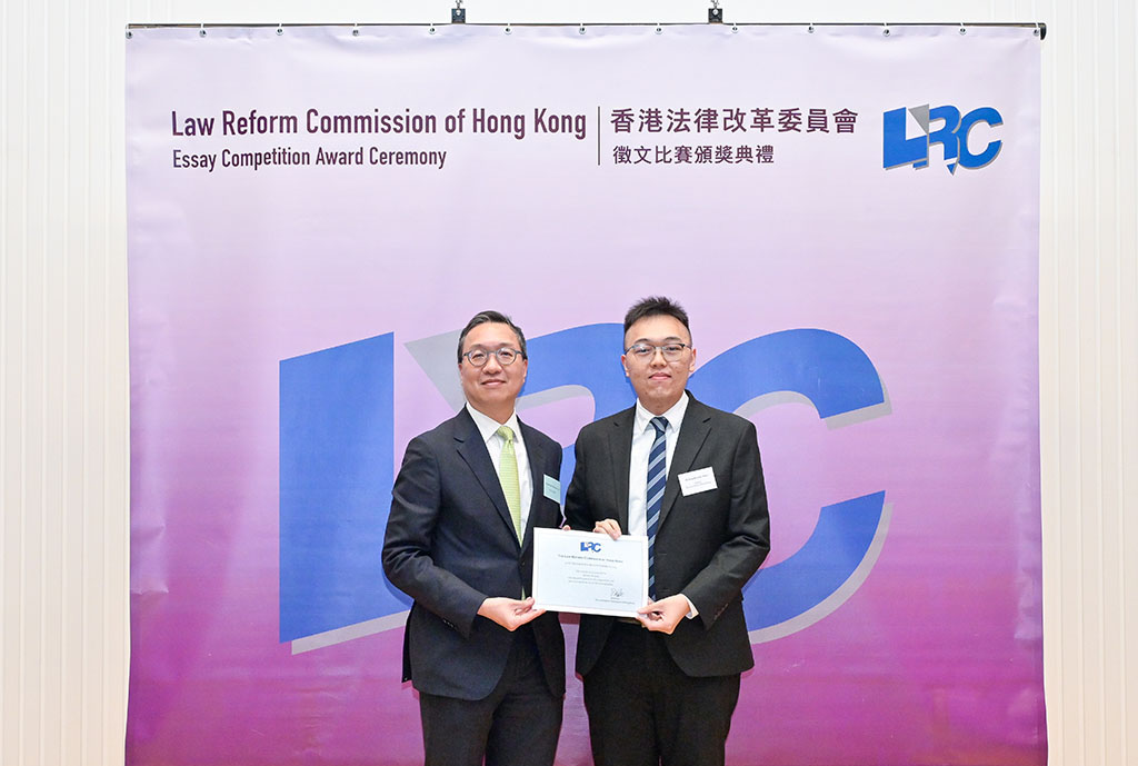 Mr Paul Lam, SC awarded a certificate to Mr Hong Ka Lam