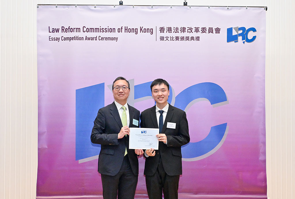 Mr Paul Lam, SC awarded a certificate to Mr Hu Chi Wai