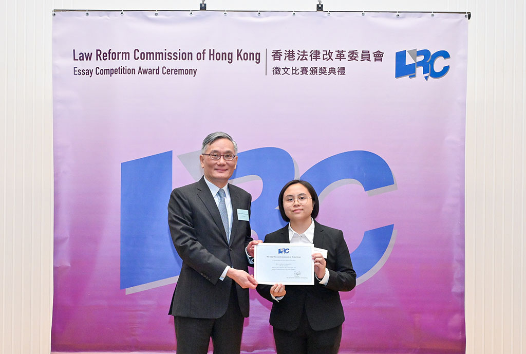 The Hon Chief Justice awarded a certificate to Ms Ip Chin Victoria